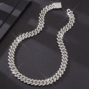 Dettaglio macro della catena cubana argento da 14mm con diamanti e chiusura a cassetta