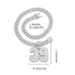 Détail du pendentif numéro 39 serti avec chaîne cubaine de 50cm et mesures de taille