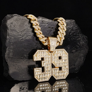 Collier hip hop plaqué or avec pendentif 39 et diamants baguette sur chaîne cubaine