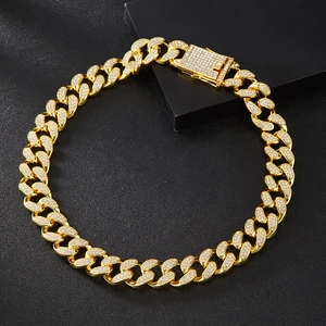 Détail d'une chaîne cubaine 19mm dorée ornée de strass avec fermoir haute précision
