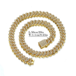 Détail de la chaîne cubaine dorée de 11mm de large avec strass brillants et long de 50cm