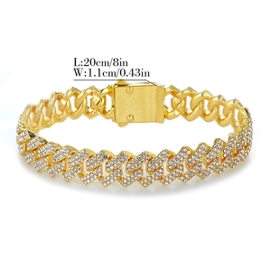 Détail d'un bracelet cubain de 11 mm plaqué or avec strass étincelants et dimensions