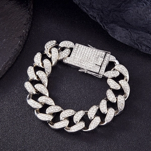 Silbernes Panzerarmband mit Strasssteinen und sicherem Kastenverschluss im Hip-Hop Stil