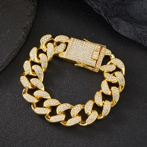 Vue détaillée de la chaîne cubaine de 19 mm plaquée or avec strass sertis et fermoir solide