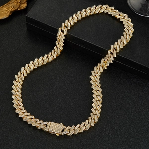 Détail de la chaîne à maillons cubains de 11mm dorée avec accents en cristaux pavés