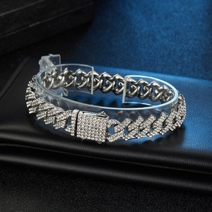 Détail macro de la chaîne cubaine argentée de 11 mm avec strass et fermoir à boîte