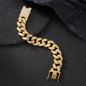 Détail de la chaîne cubaine hip-hop de 19 mm dorée avec des strass blancs scintillants