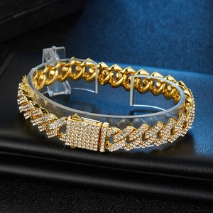 Chaîne cubaine dorée de 11 mm avec strass étincelants sur support de présentation