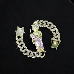 Detailansicht eines 12mm goldenen Cuban-Armbands mit San Judas und lila Emaille-Akzenten