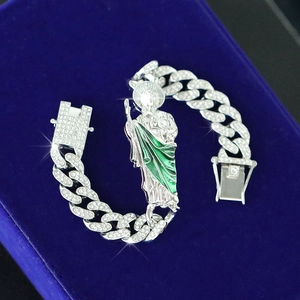Detail eines 12mm silbernen Iced Out Cuban Armbands mit grünem religiösem Porträt