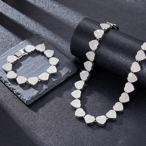 Ensemble de bijoux chaîne cubaine cœur en alliage argenté avec strass sur fond pierre