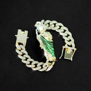 Detail eines 12mm goldenen Cuban-Armbands mit Saint Jude Anhänger und grüner Emaille
