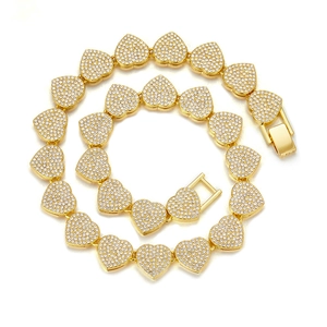 Détail du collier à maillons cubains en forme de cœur de 15 mm avec cristaux étincelants