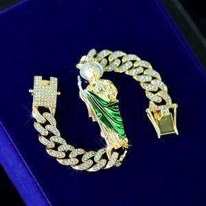 Makro-Detail einer 12mm goldenen Cuban-Link-Kette mit St. Jude-Ikone und Strasssteinen
