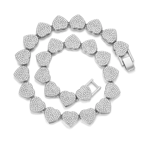 Détail d'une chaîne à maillons cœur de 15 mm avec strass blancs brillants disposée en spirale
