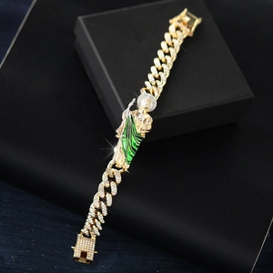 Detail eines 12mm Gold-Cuban-Armbands mit einem grünen San Judas Emaille-Anhänger