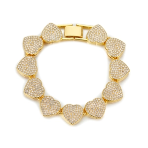 Détail d'un bracelet gourmette cœur doré de 15mm avec strass et fermoir pliable