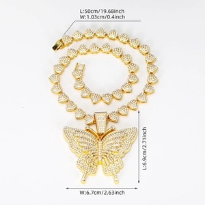 Collier papillon doré glacé avec maillons en cœur strass et dimensions précises