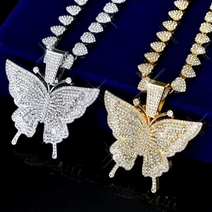 Collier avec pendentif papillon étincelant, chaîne en forme de cœur et strass