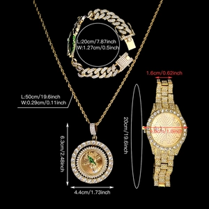 Detailansicht des Hip-Hop-Schmucksets mit vergoldeter Uhr und kubanischer Gliederkette