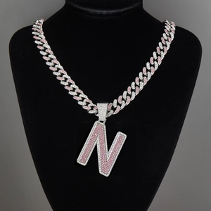 Collier hip hop avec pendentif lettre N en oxydes de zirconium roses et blancs