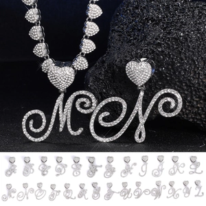Vista macro della collana hip hop a cuore con pendente a lettera con strass lucidi