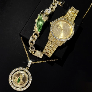Detailansicht des goldfarbenen Uhrensets mit San Judas Anhänger und Panzerarmband