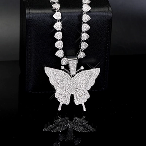 Collier pendentif papillon étincelant avec chaîne à maillons cœur en strass argentés