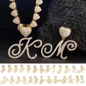 Dettaglio di ciondoli con lettere hip hop con strass e maglie a forma di cuore