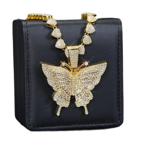 Collier papillon doré avec maillons en forme de cœur et strass brillants sur son écrin