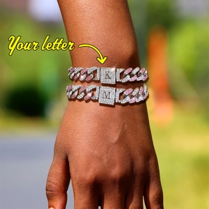 Hip-Hop-Silber-Cuban-Armbänder mit rosa und weißen Steinen und den Initialen K und M