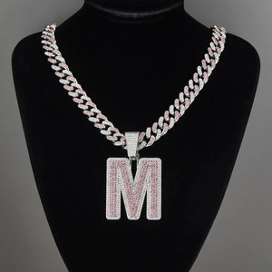 Collier hip-hop chaîne cubaine avec pendentif lettre M en strass roses et blancs