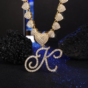 Collana a catena a cuore dorata con pendente lettera K scintillante e strass eleganti