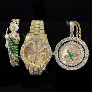 Iced Out Goldene Damenuhr Set mit St. Juda Anhänger und Luxus Armband mit Strasssteinen