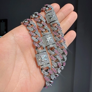 Hip-Hop-Cuban-Armband mit funkelnden Kristallen und personalisierter Buchstabenschließe