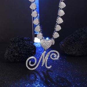 Collana con ciondolo lettera M in strass e catena a maglie a cuore color argento
