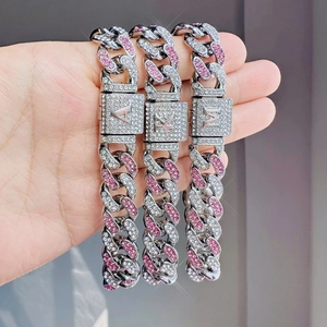 Hip-Hop Cuban-Armband mit rosa und weißen Strasssteinen und Anfangsbuchstaben-Verschluss