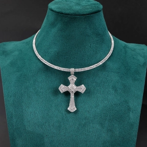 Pendentif croix hip hop avec chaîne tennis double rangée en finition argentée