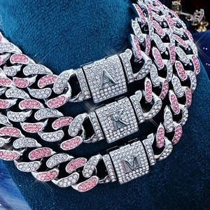 Iced Out Cuban Link Kette mit pinken und weißen Strasssteinen sowie Buchstabenanhängern