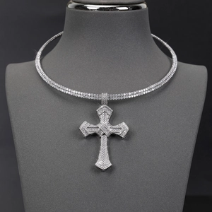 Collier hip hop avec pendentif croix en argent et double rangée de strass sur buste noir