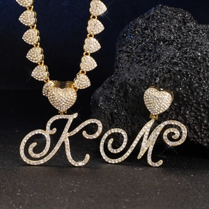 Macro del ciondolo hip hop con lettere e maglie a cuore decorate con strass lucidi