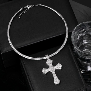 Vue détaillée du grand pendentif croix hip-hop serti de strass blancs sur cuir noir