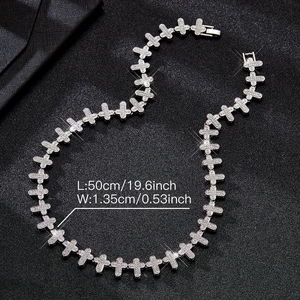 Detailansicht der Hip-Hop Kreuzkette mit Diamanten und 50 cm Längenmaßen am Produkt
