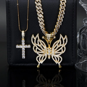 Collier à gros maillons dorés 9mm avec pendentifs papillon et croix sertis de strass