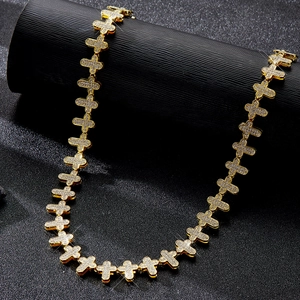 Makroaufnahme von 13mm Gold-Kreuzgliedern mit klaren Kristallen für Hip-Hop-Schmuck