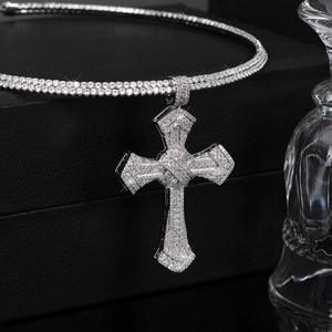 Vue macro d'un pendentif croix hip-hop et collier serti de micro-strass étincelants