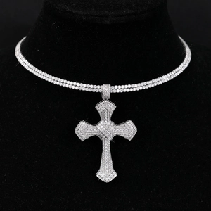 Détail d'un pendentif croix hip-hop orné de zircons avec double chaîne de tennis fine