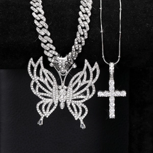 Détail du collier cubain style hip-hop argenté avec pendentifs papillon et croix sertis