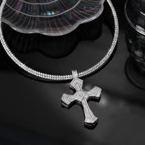 Collier croix hip hop argenté avec double rangée de strass étincelants sur fond noir