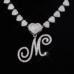Macro del ciondolo con lettera M ghiacciata e catena a maglie a cuore con strass hip-hop